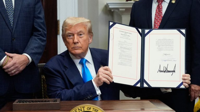 Donald Trump a inclus proiectul Trump Tower din Cluj-Napoca în declarația sa de avere: 927 de pagini de bunăstare. donald trump a inclus proiectul trump tower din cluj napoca in declaratia sa de avere 927 de pagini de bunastare