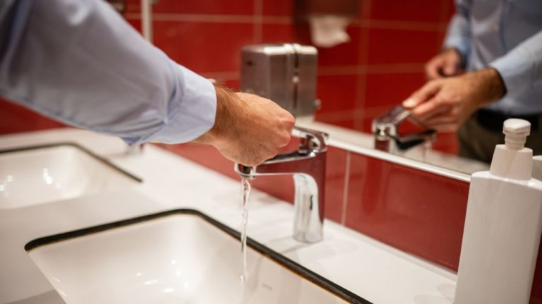 epidemie intr un oras din macedonia din cauza unei posibile contaminari a apelui peste 1500 de persoane au fost tratate