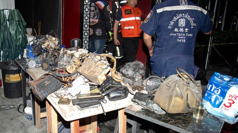 Incendiul devastator din clubul din Bangkok a început în apropierea scenei. „Un prieten m-a salvat, m-a tras afară de acolo.” incendiul devastator din clubul din bangkok a inceput in apropierea scenei un prieten ma salvat ma tras afara de acolo