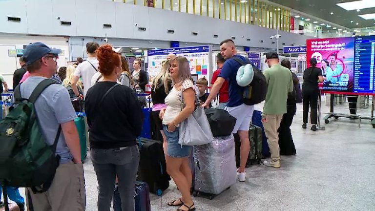 noua sistem de control al frontierei al ue triplica timpul de astere la controlul pasapoartelor blocaje in aeroporturi