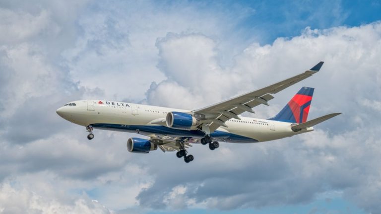 „Tocmai am auzit o explozie în avion”. O aeronavă care ateriza la Chicago a intrat în contact cu un foc de artificii. tocmai am auzit o explozie in avion o aeronauta care ateriza la chicago a intrat in contact cu un foc de artificii