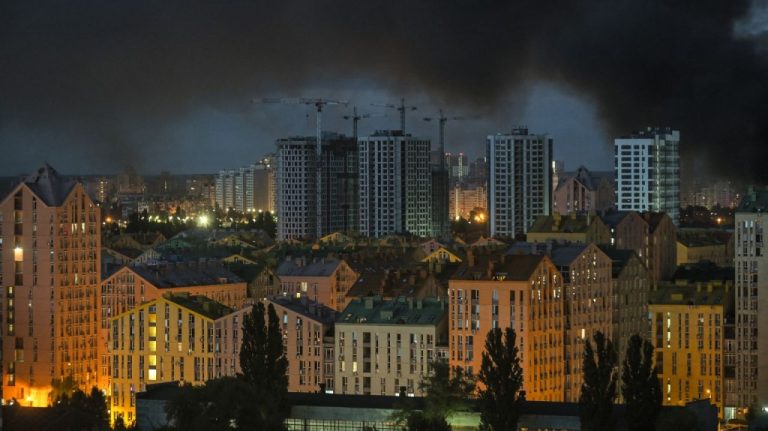 Atac masiv asupra Kievului, după ce SUA au impus noi sancțiuni Rusiei. Ucraina se confruntă cu lipsa de muniție și interceptoare. Atac masiv asupra Kievului dupa ce SUA au impus noi sanctiuni Rusiei Ucraina se confrunta cu lipsa de munitie si interceptoare