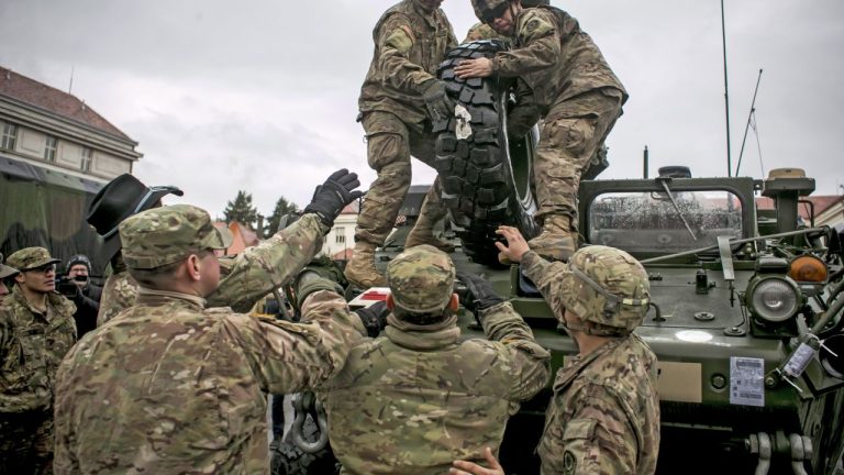 Bloomberg Economia Rusiei sub presiune din cauza razboiului Companiile nu mai pot concura cu salariile militarilor