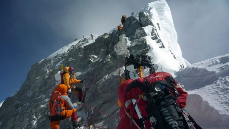 Cizmele verzi ar putea fi repatriate dupa 30 de ani Cat de greu va fi sa se recupereze celebrul cadavru de pe Muntele Everest