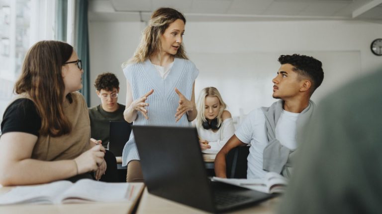 Danemarca a implementat măsuri împotriva fraudării cu AI. Adolescenții vor fi nevoiți să-și susțină oral eseurile redactate. Danemarca a implementat masuri impotriva fraudarilor cu AI Adolescentii vor fi nevoiti sa sustina oral eseurile redactate