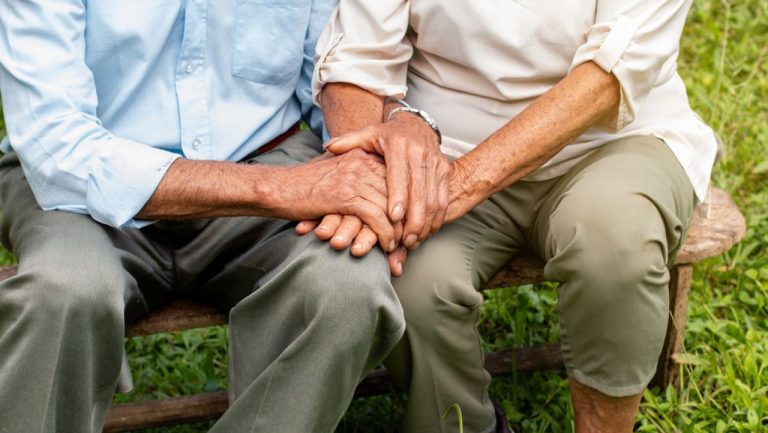 Doi pensionari din Franța au descoperit că locuința lor fusese devastată după ce chiriașii au refuzat să plătească chiria timp de cinci ani. Doi pensionari din Franta au descoperit ca locuinta lor fusese devastata dupa ce chiriasii au refuzat sa plateasca chiria timp de cinci ani