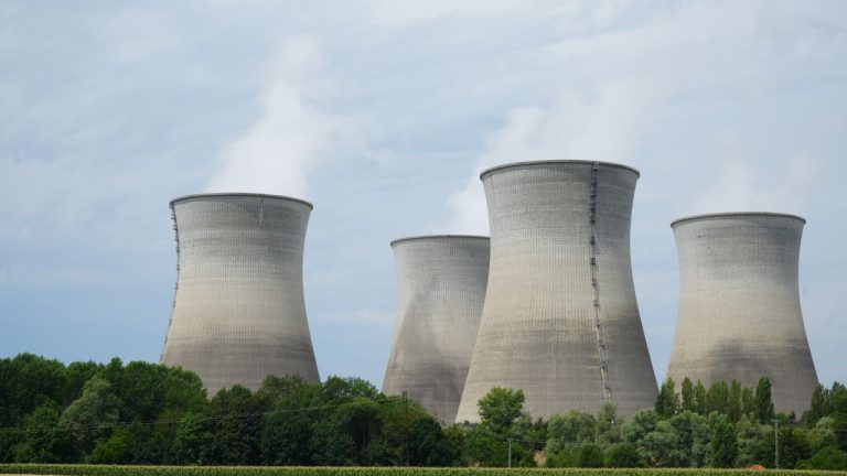 Franța a suspendat trei reactoare nucleare din cauza caniculei și a scăderii debitului râurilor. Franta a suspendat trei reactoare nucleare din cauza caniculei si a scaderii debitului raurilor