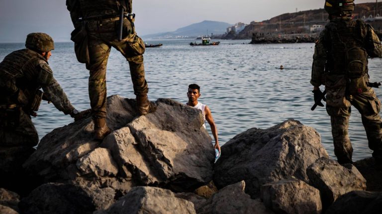 Guvernul spaniol anunță că „aproape toți” migranții care au intrat în Ceuta s-au întors în Maroc. A fost instalată o barieră pe mare. Guvernul spaniol anunta ca aproape toti migrantii care au intrat in Ceuta s au intors in Maroc A fost instalata o bariera pe mare