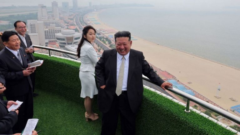 Imagini rare din Coreea de Nord: Unde s-au ascuns supușii lui Kim Jong-Un în fața valului de căldură fără precedent Imagini rare din Coreea de Nord Unde s au ascuns supusii lui Kim Jong Un in fata valului de caldura fara precedent