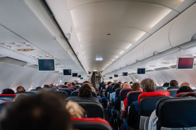 O stewardesă dezvăluie secretele din spatele zborurilor comerciale: lucruri pe care companiile aeriene nu vor să le știi. O stewardesa dezvaluie secretele din spatele zborurilor comerciale lucruri pe care companiile aeriene nu vor sa le stii