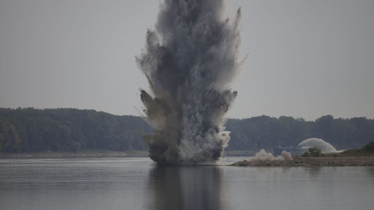 Presa internațională a scris despre explozia „impresionantă” din România pentru a spori debitul Dunării secate. Presa internationala a scris despre explozia impresionanta din Romania pentru a spori debitul Dunarii secate