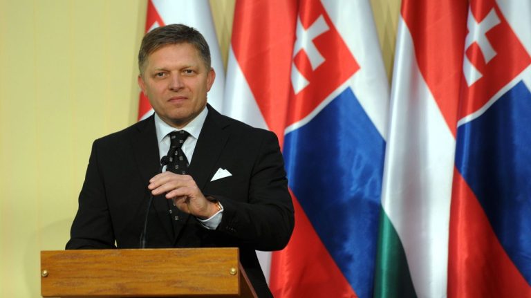 Robert Fico contestă suspendarea Spaniei din Schengen și oferă asistență pentru controalele de frontieră. Robert Fico contesta suspendarea spaniei din schengen si ofera asistenta pentru controalele de frontiera