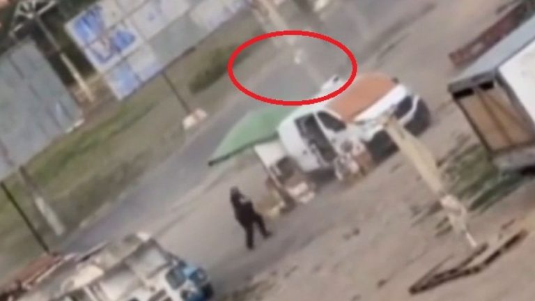 Ucraina acuză Rusia de crimă „barbară” în timpul războiului, după ce un vânzător de legume a fost atacat de o dronă. Bărbatul a fost grav rănit. Ucraina acuza Rusia de crima barbara in timpul razboiului dupa ce un vanzator de legume a fost atacat de o drone Barbatul a fost grav ranit