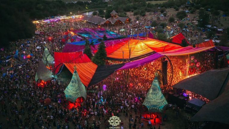 Un festival de trance psihedelic din Ungaria a fost suspendat după ce un spectator s-a sinucis și altul a decedat din cauza căldurii. Un festival de trance psihedelic din Ungaria a fost suspendat dupa ce un spectator s a sinucis si altul a decedat din cauza caldurii