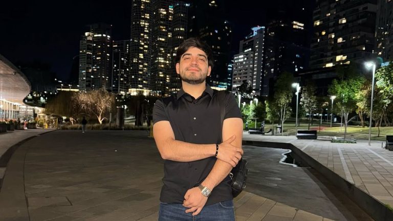 Un influencer mexican a fost împușcat în cap în timpul unei transmisiuni live pe TikTok, în fața unui restaurant. Un influencer mexican a fost impuscat in cap in timpul unei transmisiuni live pe TikTok in fata unui restaurant