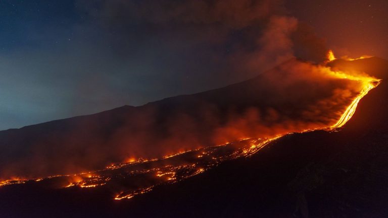 Aeroport închis din cauza erupției unui vulcan: Etna, unul dintre cei mai activi vulcani din lume. aeroport inchis din cauza eruptiei unui vulcan etna unul dintre cei mai activi vulcani din lume