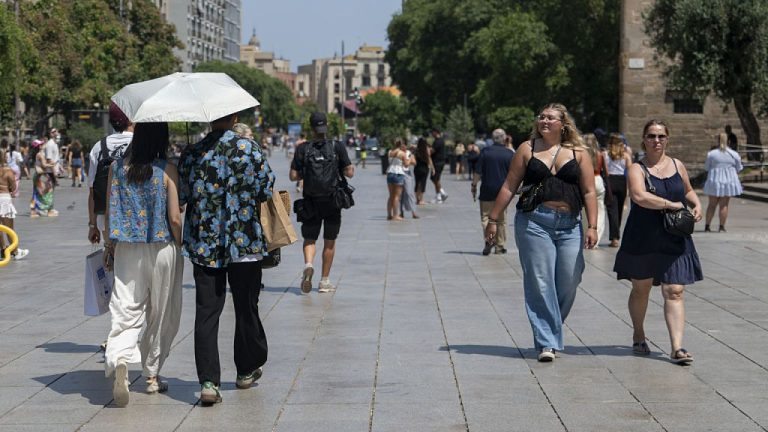 Italienii, cehii și croații suferă la temperaturi de peste 40 de grade Celsius. În Slovacia, nivelul apei Dunării a atins cel mai scăzut punct. italienii cehii si croatii suferala temperaturi de peste 40 de grade celsius in slovacia nivelul apelui dunarii a atins cel mai scazut punct