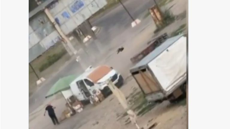Reacția vânzătorului de legume atacat de ruși cu o dronă într-o piață din Herson. Ce i-a arătat acestuia drona înainte de explozie. reactia vanzatorului de legume atacat de rusi cu o drona intr o piata din herson ce i a aratat acestuia drona inainte de explozie