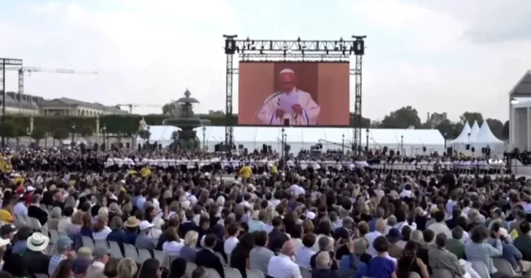 700.000 de oameni la slujba Papei Leon al XIV-lea în Place de la Concorde, Paris 700.000 de oameni la slujba Papei Leon al XIV-lea în Place de la Concorde, Paris