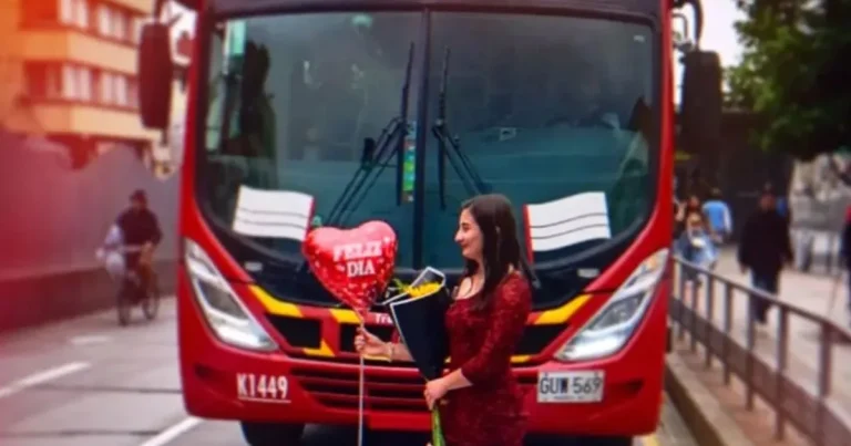 Asistenta de 35 de ani s-a căsătorit cu un autobuz: „E iubirea vieții mele” Asistenta de 35 de ani s-a căsătorit cu un autobuz: „E iubirea vieții mele”