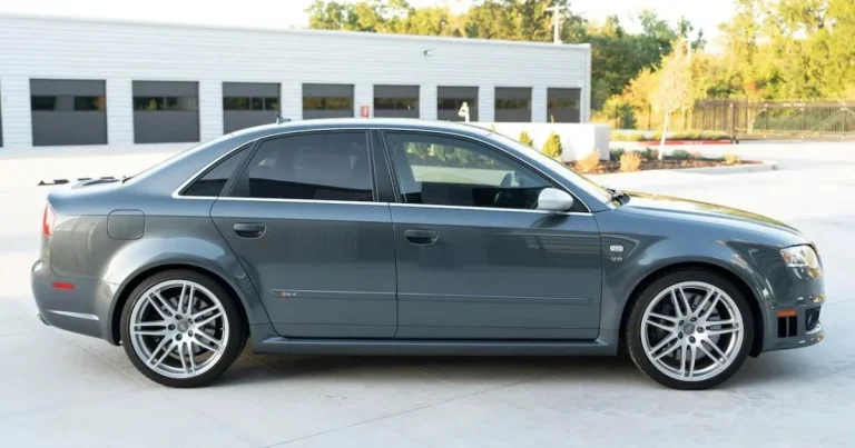 Audi RS4, uitat 18 ani într-un garaj, valorează o avere. Are doar 19.600 km Audi RS4, uitat 18 ani într-un garaj, valorează o avere. Are doar 19.600 km