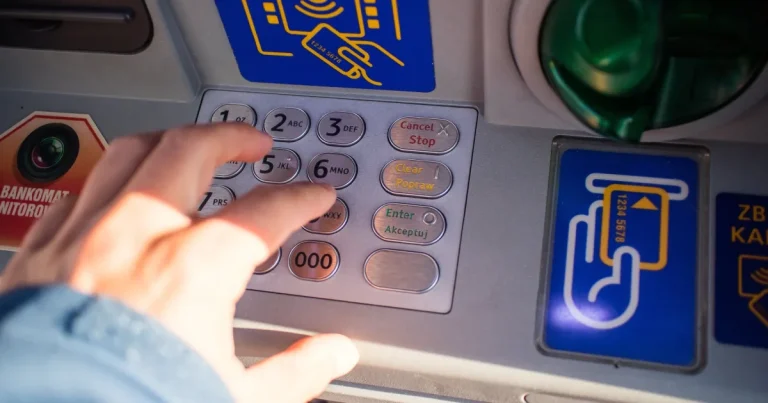 Bancomatele ar putea permite retrageri de orice sumă Bancomatele ar putea permite retrageri de orice sumă
