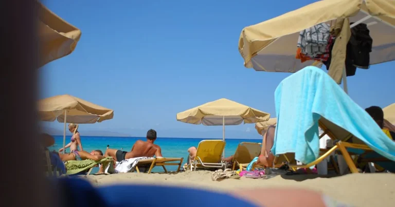 Bătaie pe plajă în Grecia: un bătrân a murit din cauza unui șezlong Bătaie pe plajă în Grecia: un bătrân a murit din cauza unui șezlong