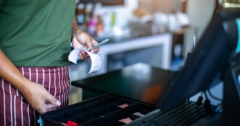 Casiera spaniolă ar fi furat 333.800 euro în doi ani, cu o metodă folosită de 1.000 de ori Casiera spaniolă ar fi furat 333.800 euro în doi ani, cu o metodă folosită de 1.000 de ori