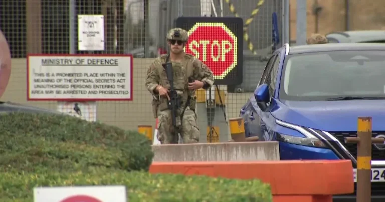 Cinci suspecți de terorism reținuți lângă baza SUA din UK, apoi eliberați pe cauțiune Cinci suspecți de terorism reținuți lângă baza SUA din UK, apoi eliberați pe cauțiune