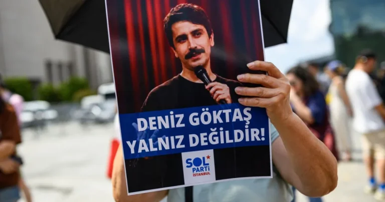 Comediantul Deniz Goktas, eliberat după 88 de zile pentru glume despre Erdogan Comediantul Deniz Goktas, eliberat după 88 de zile pentru glume despre Erdogan