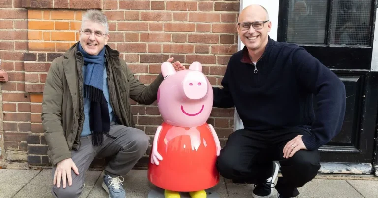 Creatorul lui Peppa Pig, jefuit de români. Au furat bijuterii și ceas Rolex Creatorul lui Peppa Pig, jefuit de români. Au furat bijuterii și ceas Rolex