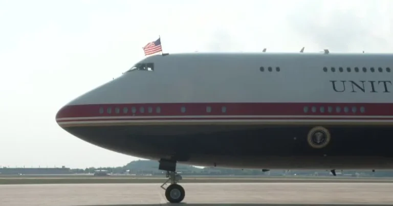 Donald Trump reia conflictul cu CNN după vizita lui Xi. Postul, exclus de pe Air Force One