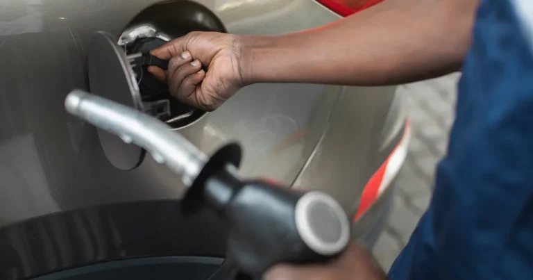 Eni plafonează prețul carburanților în Italia 30 de zile, din solidaritate Eni plafonează prețul carburanților în Italia 30 de zile, din solidaritate