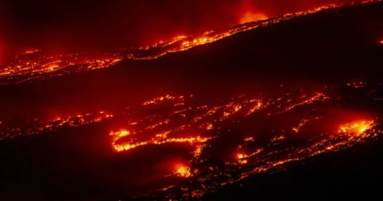Erupția Etnei suspendă zborurile din Catania. Când se redeschide aeroportul Erupția Etnei suspendă zborurile din Catania. Când se redeschide aeroportul