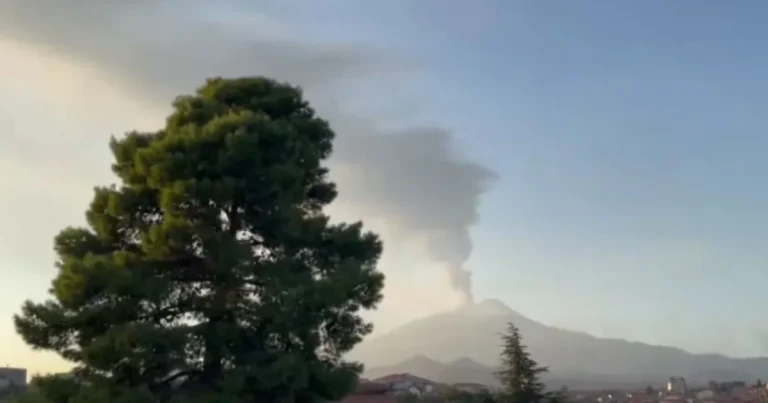 Erupție puternică a Etnei: aeroportul din Catania, paralizat de cenușă. Cod roșu Erupție puternică a Etnei: aeroportul din Catania, paralizat de cenușă. Cod roșu