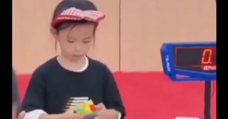 Fetiță de 6 ani, record mondial la cubul Rubik: a rezolvat cubul în 4,27 secunde Fetiță de 6 ani, record mondial la cubul Rubik: a rezolvat cubul în 4,27 secunde