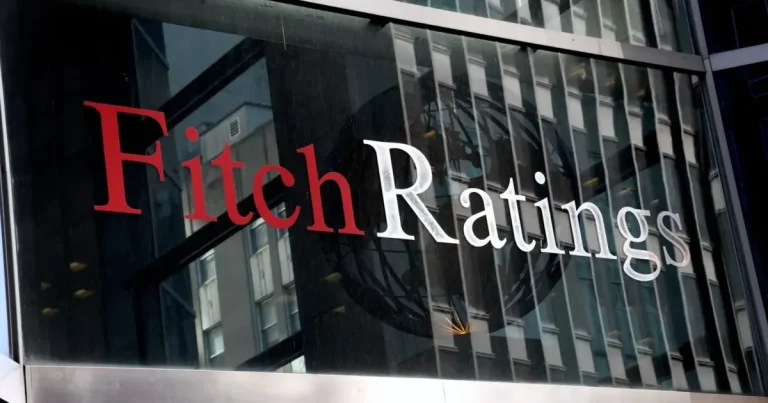 Fitch avertizează: România riscă „junk” dacă criza politică continuă