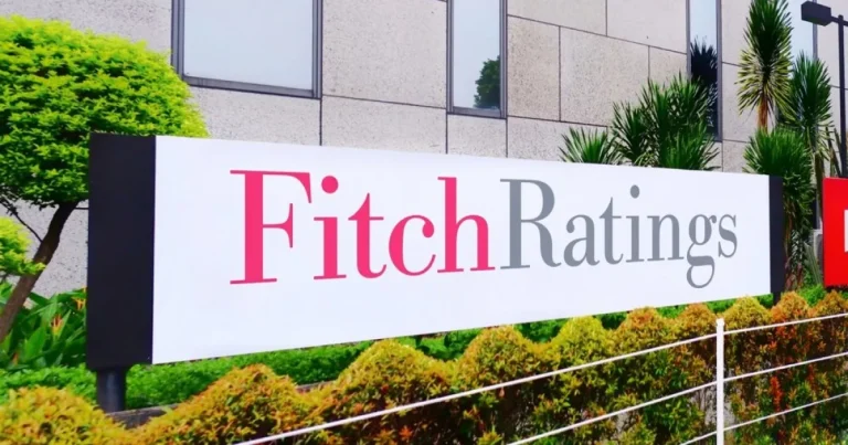 Fitch: Perspectiva Bulgariei devine pozitivă. Economia crește triplu față de zona euro
