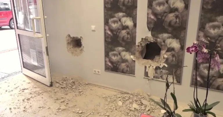 Hoții au spart o bancă și au furat doar 300 de euro și un uscător de păr Hoții au spart o bancă și au furat doar 300 de euro și un uscător de păr