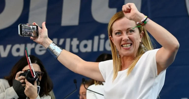 Italia limitează migranții în școli. Meloni, acuzată de extremă dreapta Italia limitează migranții în școli. Meloni, acuzată de extremă dreapta