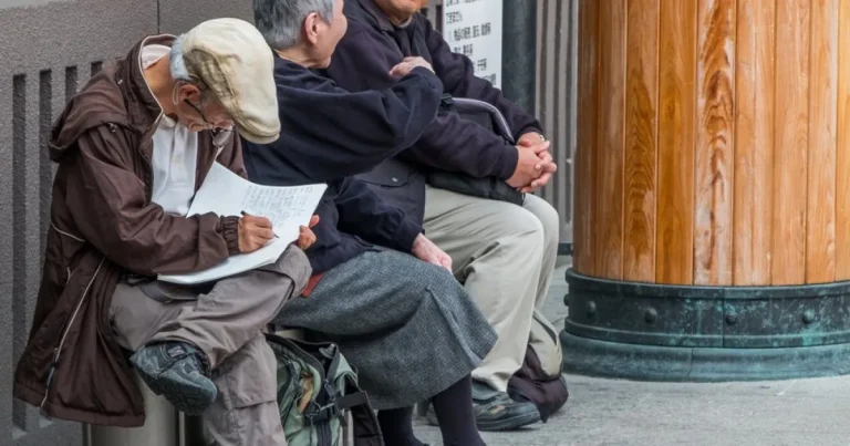 Japonia are pentru prima dată 100.000 de centenari, dar natalitatea scade