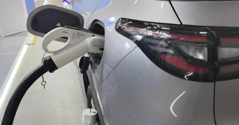 Mașina electrică care se încarcă cel mai rapid: record de 70% în 4,5 minute