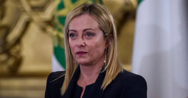 Meloni interzice vălurile în școli și limitează elevii străini Meloni interzice vălurile în școli și limitează elevii străini