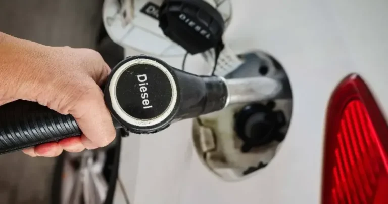 Motorina atinge un preț record în UE. Cât plătesc șoferii români în taxe pe litru Motorina atinge un preț record în UE. Cât plătesc șoferii români în taxe pe litru