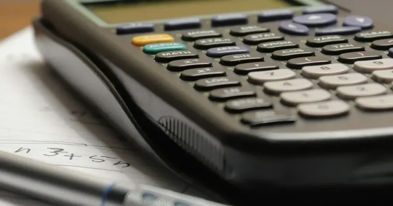 O familie din România rămâne cu puțin după cheltuieli. 3.000 de lei pe taxe