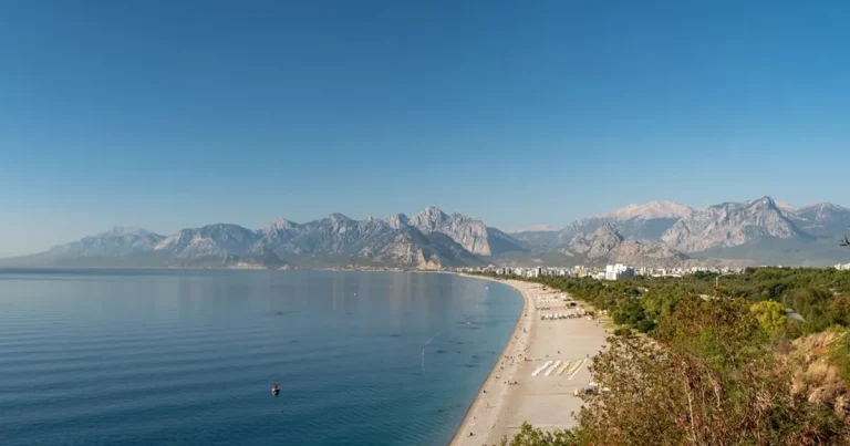 Orașul din Europa ideal pentru plajă în septembrie. Temperaturi de până la 31°C