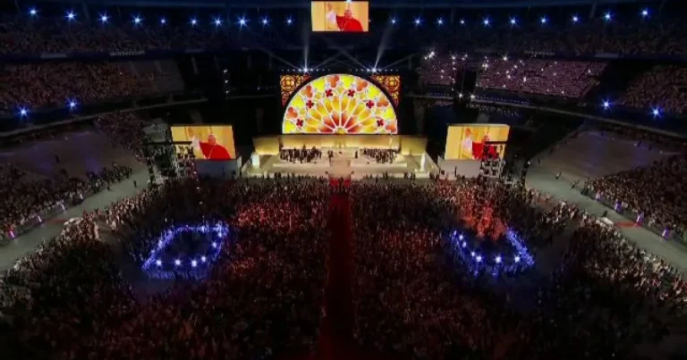 Papa Leon al XIV-lea, rugăciune emoționantă pe Stade de France. 80.000 de tineri prezenți Papa Leon al XIV-lea, rugăciune emoționantă pe Stade de France. 80.000 de tineri prezenți