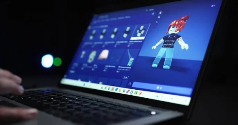 Pericole ascunse pe Roblox: copiii de doar 5 ani pot ajunge la conținut violent și abuziv