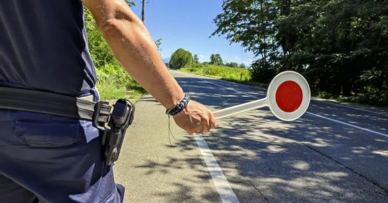 Primar din Italia dirijează traficul după demisia bruscă a singurului polițist local Primar din Italia dirijează traficul după demisia bruscă a singurului polițist local