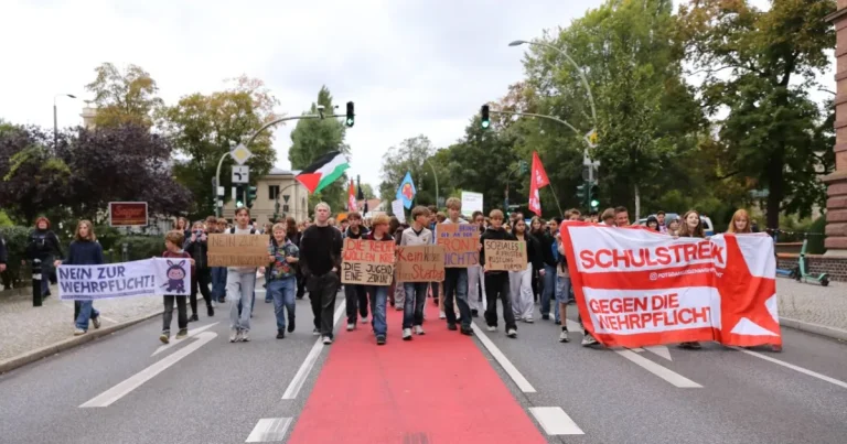 Proteste în Germania față de posibila reintroducere a serviciului militar obligatoriu Proteste în Germania față de posibila reintroducere a serviciului militar obligatoriu
